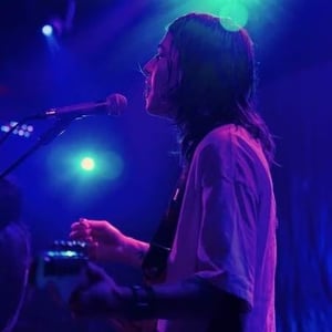 VAULTZ, guitarist & non-binary artist, specializing in dream pop. Tours with artists such as Lorde, Maggie Rogers, & Gracie Abrams.