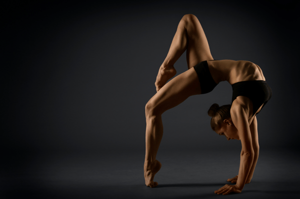 Female-contortionist-in-backbend